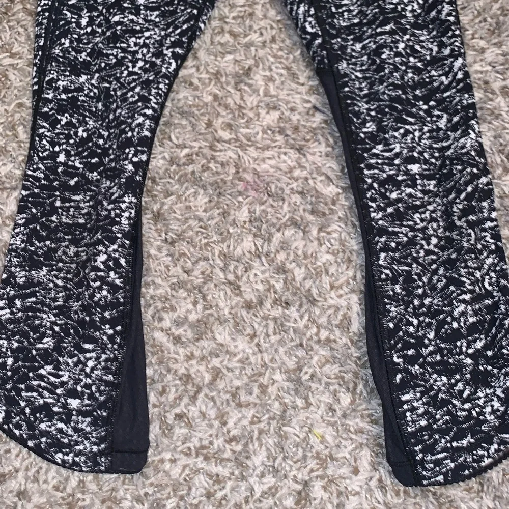 Lululemon Athletic Black & White Deep Breath Cropped Mesh Leggings size 4